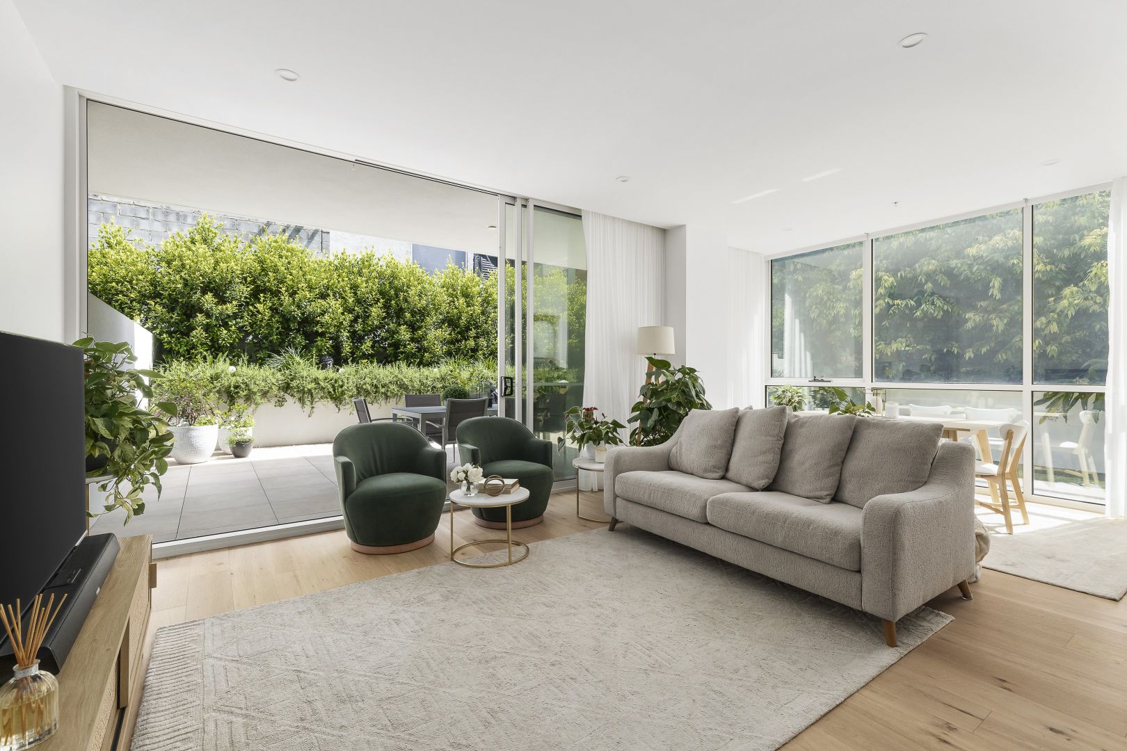 3 bedrooms Apartment / Unit / Flat in 2/446 Malvern Road PRAHRAN VIC, 3181