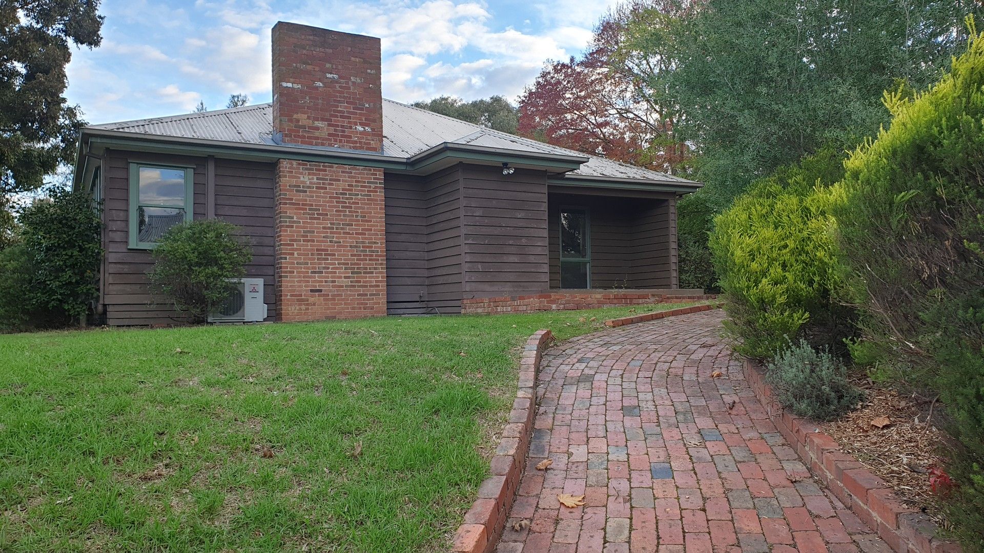 4 bedrooms House in 5 Lower Homestead Road WONGA PARK VIC, 3115