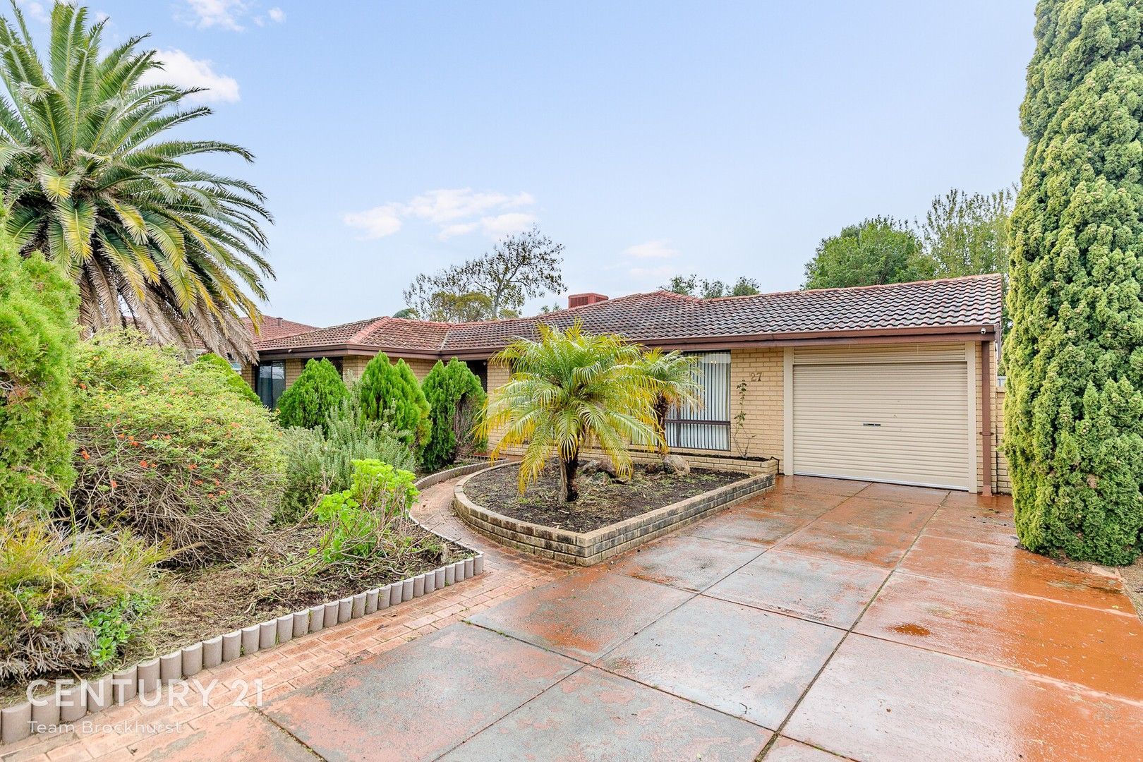 3 bedrooms House in 27 Lakesend Road THORNLIE WA, 6108