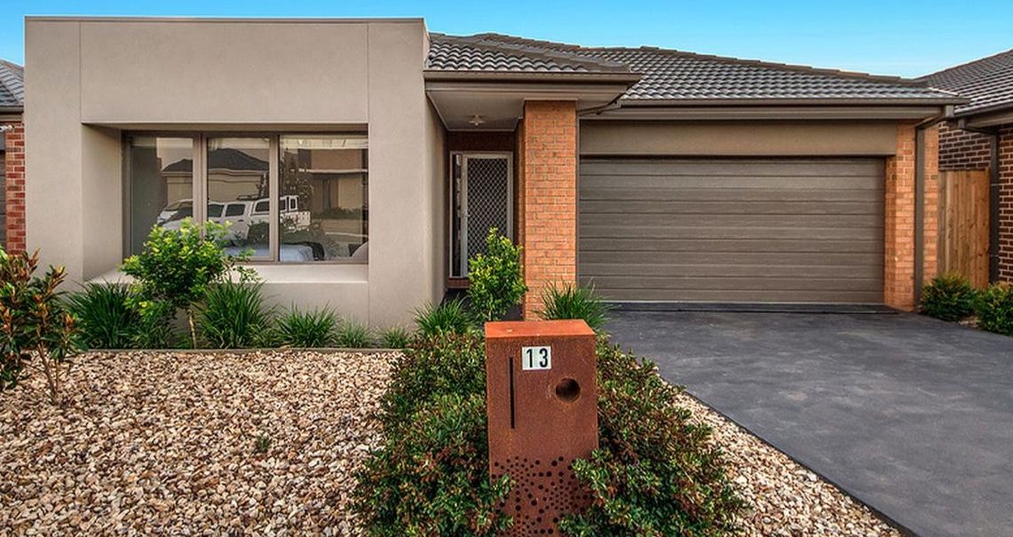 4 bedrooms House in 13 Abloom View MICKLEHAM VIC, 3064