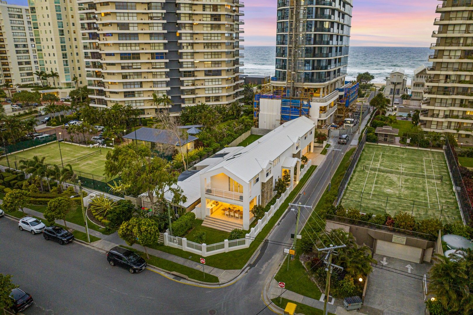 4 bedrooms House in 31 Pacific Street MAIN BEACH QLD, 4217