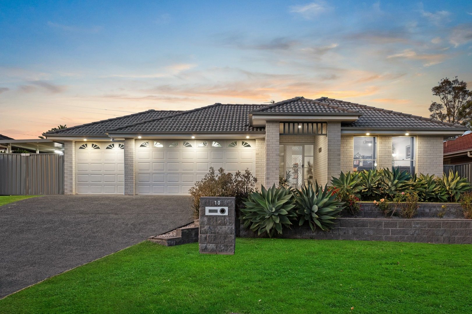 4 bedrooms House in 10 Foveaux Street CAMERON PARK NSW, 2285