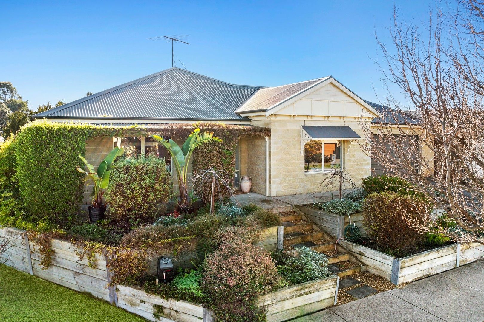 3 bedrooms House in 10 Cahill Court HIGHTON VIC, 3216