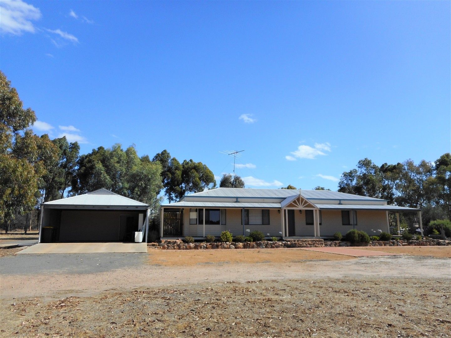 5 bedrooms House in 40 Shirley Street KATANNING WA, 6317