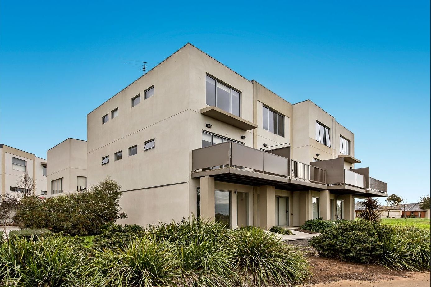 2 bedrooms Townhouse in 27/1 Clearwater Rise Parade TRUGANINA VIC, 3029