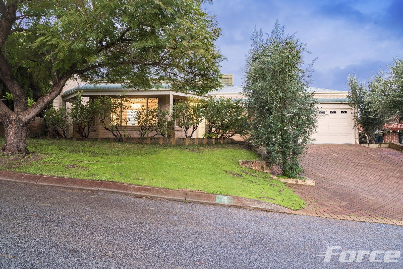 4 bedrooms House in 4 Hoyne View GWELUP WA, 6018