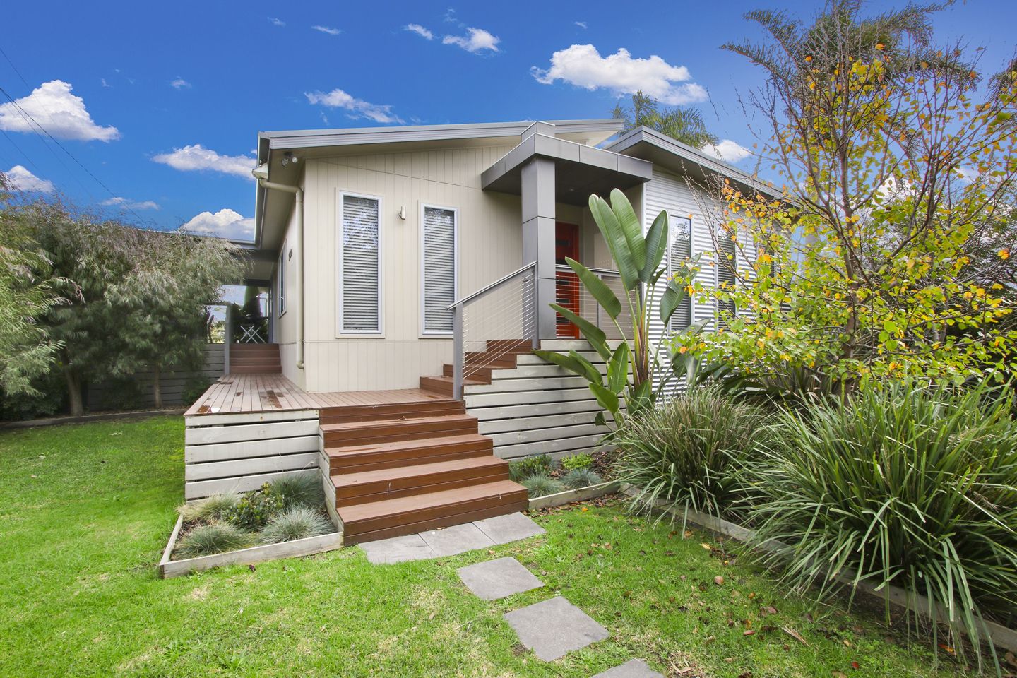 3 bedrooms House in 1 Merrangbaur Street LAKES ENTRANCE VIC, 3909