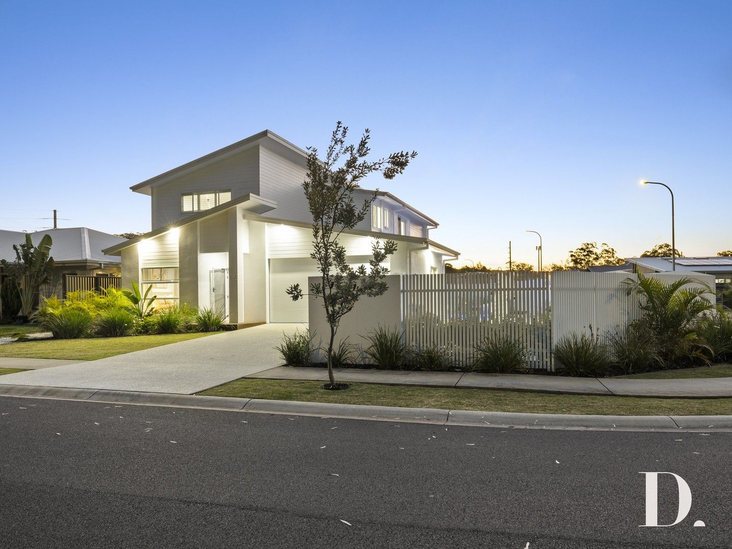 5 bedrooms House in 8 Beechwood Place MOONEE BEACH NSW, 2450
