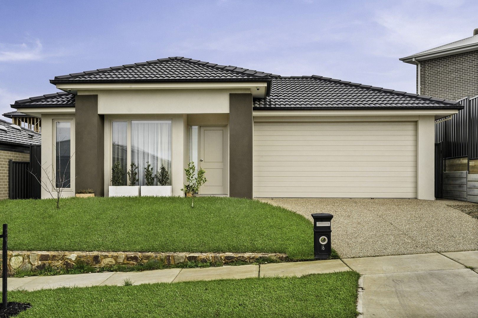 3 bedrooms House in 16 Lexington Parade BERWICK VIC, 3806
