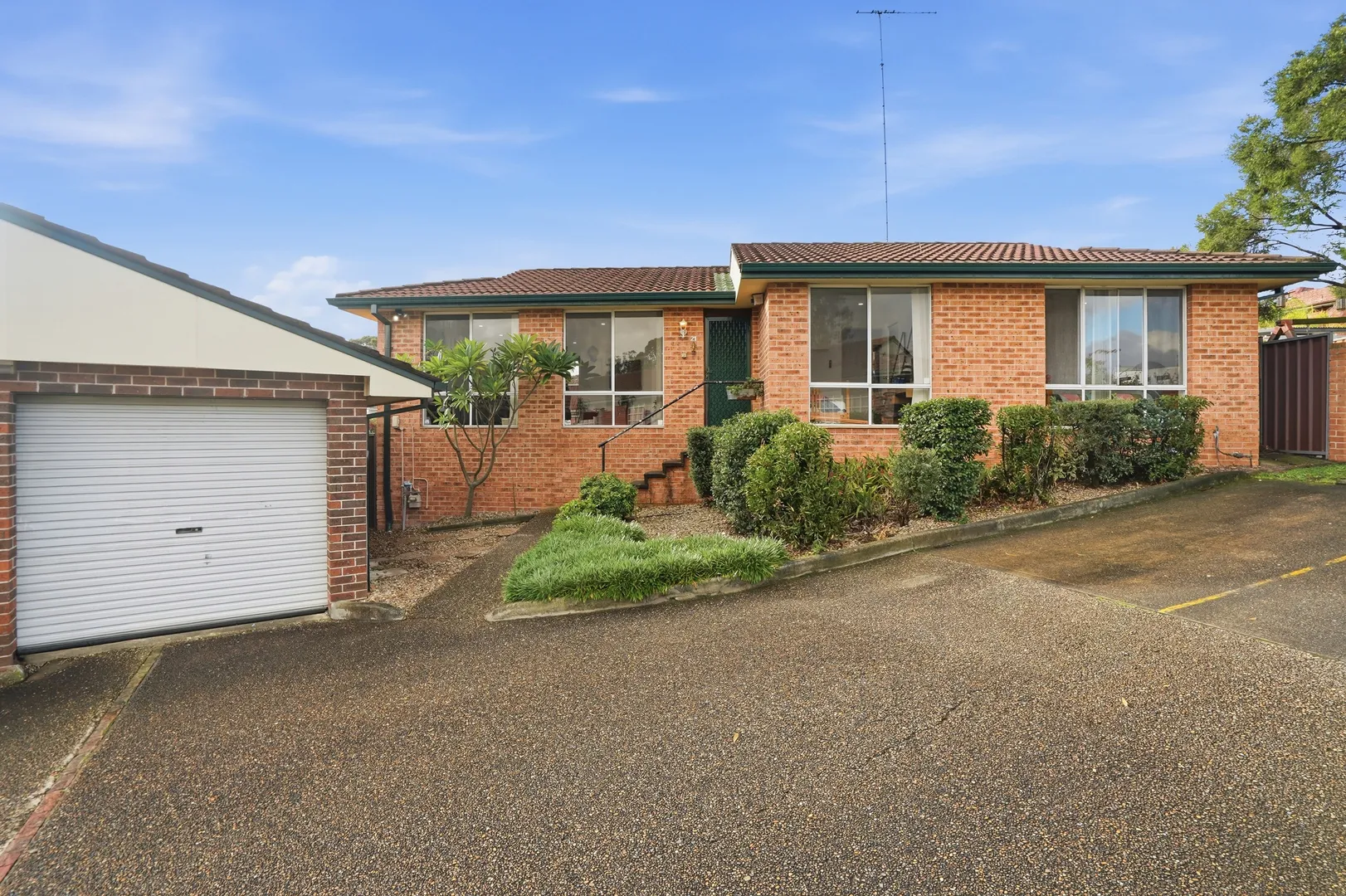 Charming Single Level Villa with Spacious Yard & Lifestyle Convenience in Greystanes – pohled 2