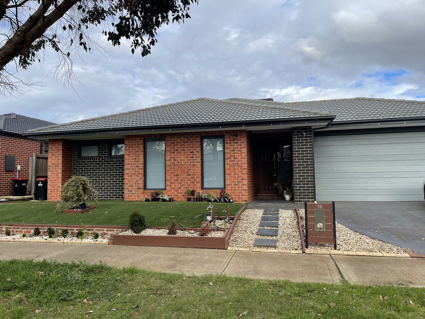 4 bedrooms House in 13 Embleton Chase WEIR VIEWS VIC, 3338