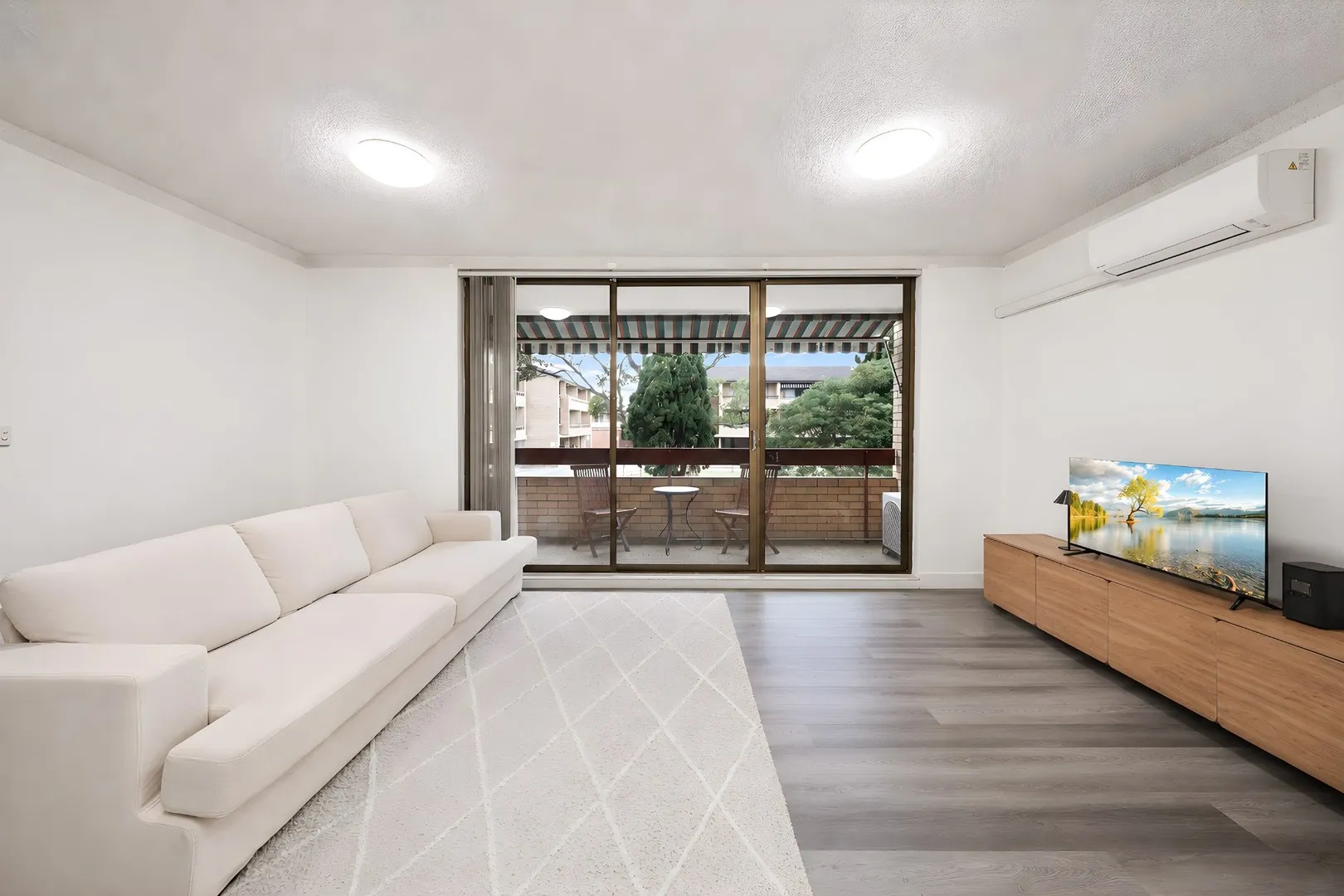 PARK SIDE POSITION - NEWLY AND TOTALLY RENOVATED.
AN AMAZING APARTMENT., Mascot