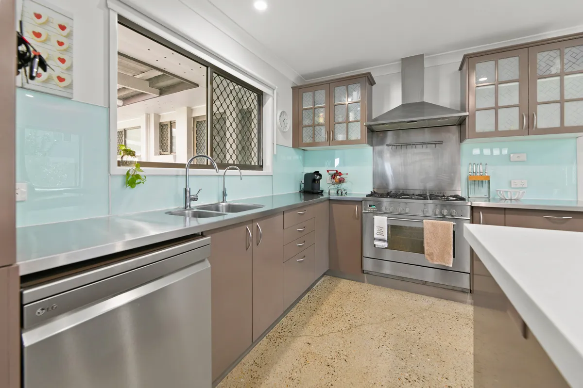LARGE FAMILY HOME ON 1/4 ACRE BLOCK, CLOSE TO MORAYFIELD CBD, PARKS & SHOPPING - View 4