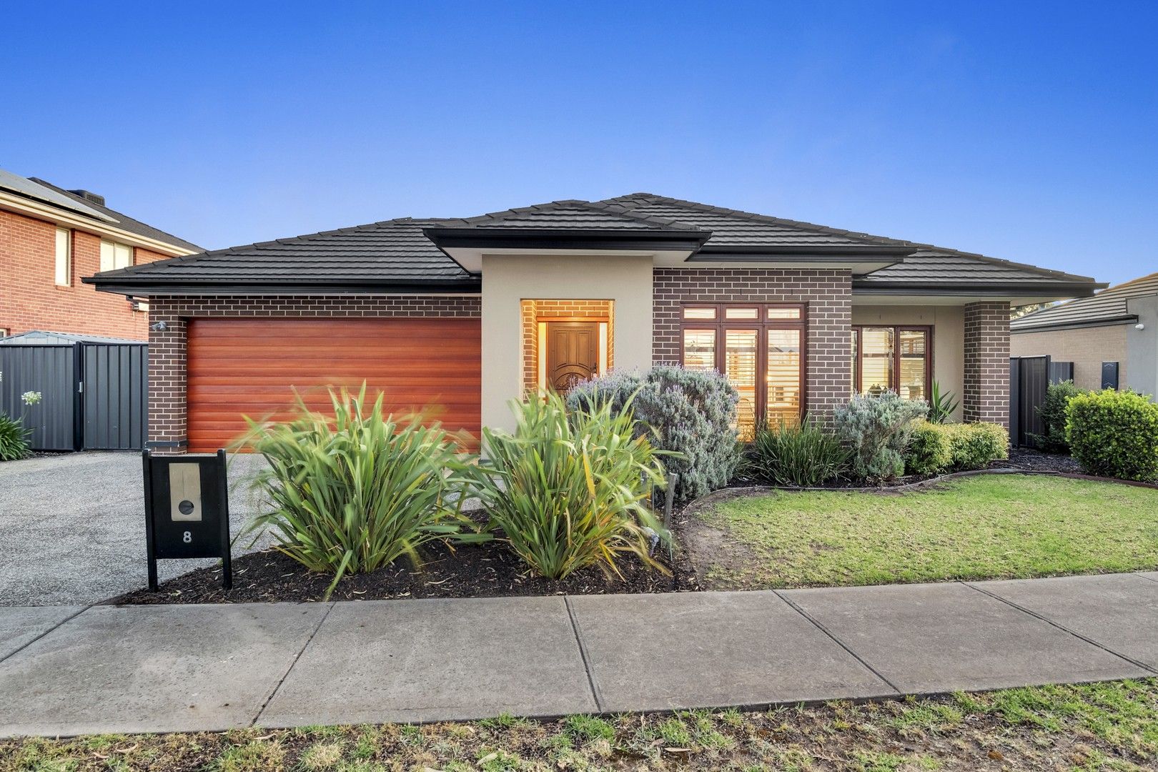 4 bedrooms House in 8 Elms Way CRAIGIEBURN VIC, 3064