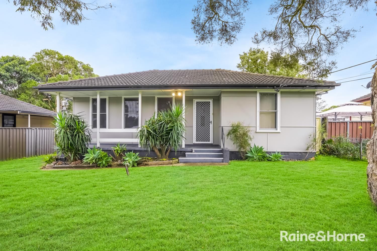 3 bedrooms House in 27 Leyte Avenue LETHBRIDGE PARK NSW, 2770