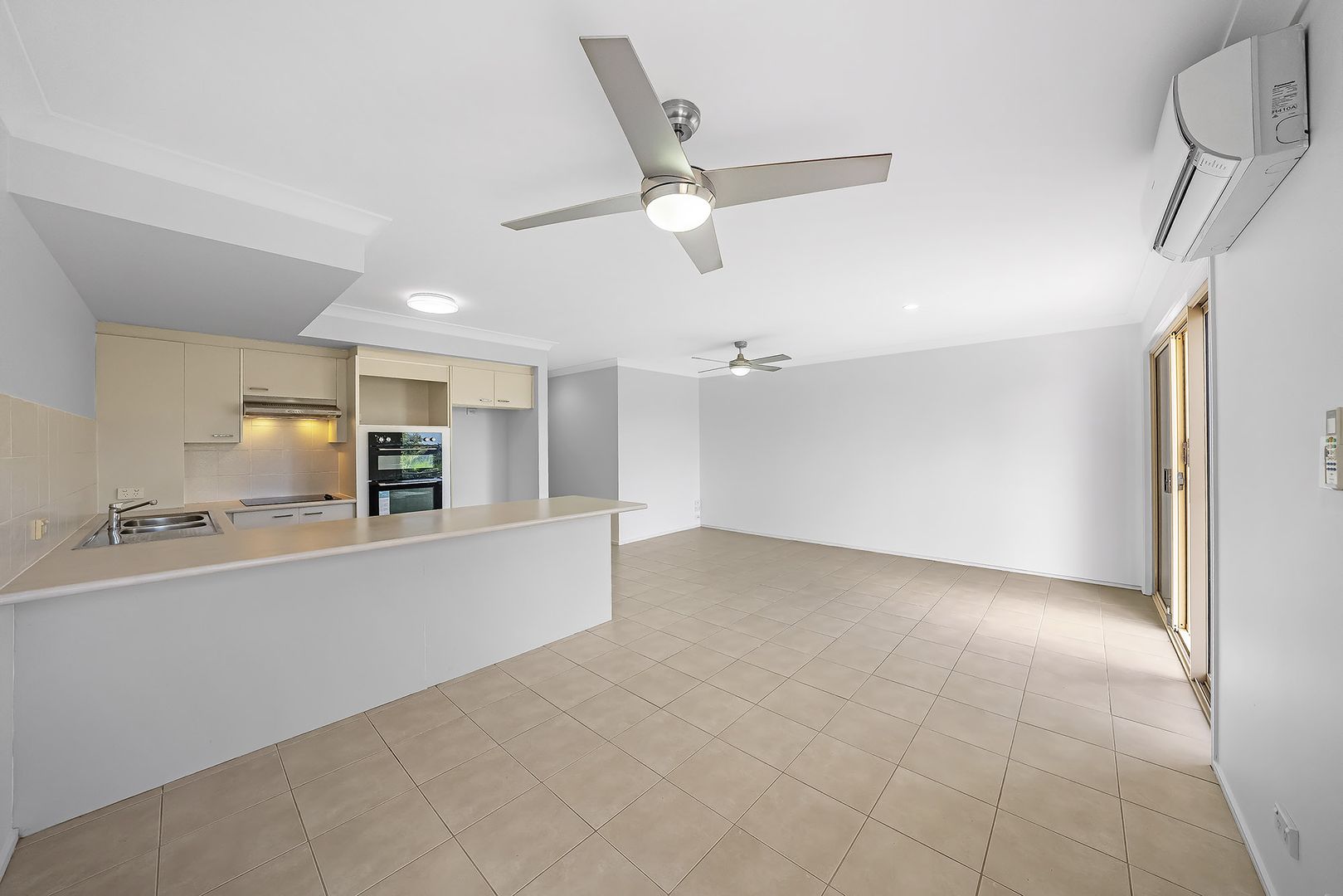 7/4 Lowood Court, Varsity Lakes QLD 4227, Image 2