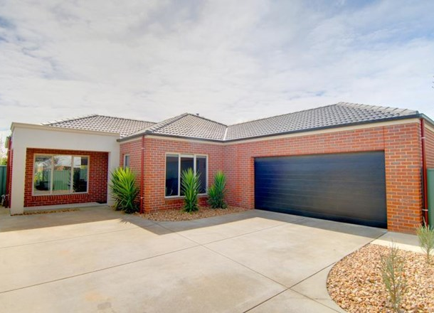 22 St Andrews Place, Lake Gardens VIC 3355