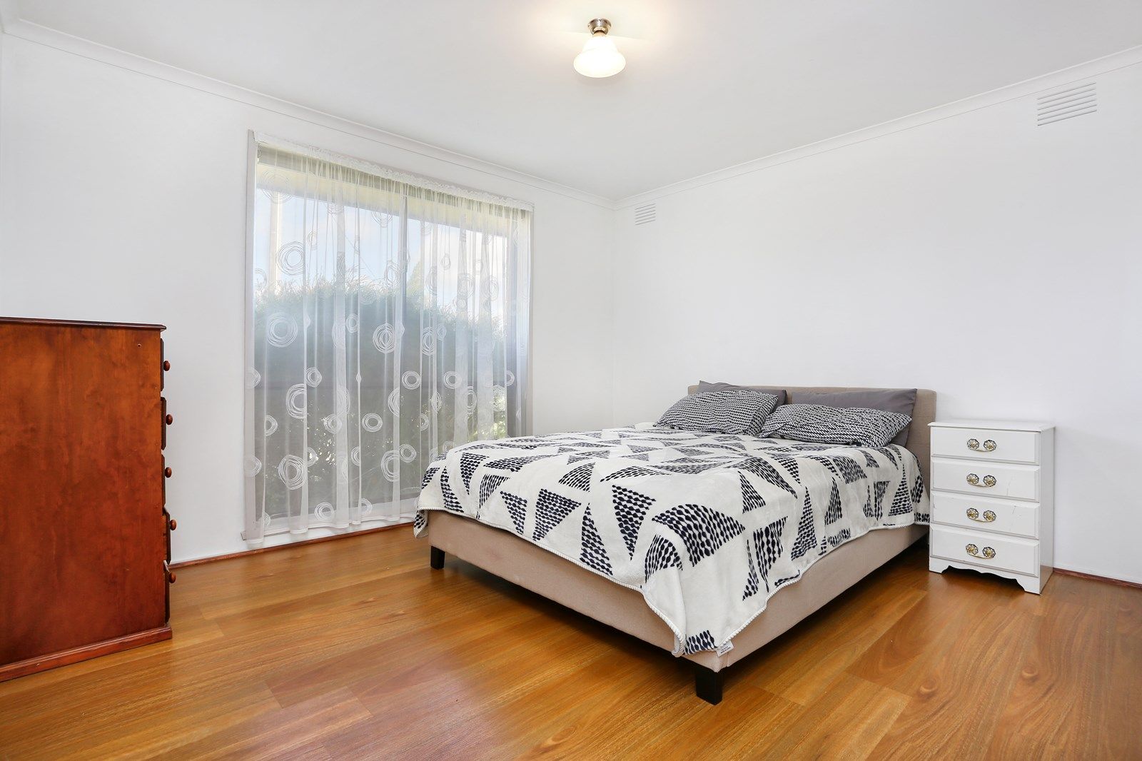 8 Enfield Place, Craigieburn VIC 3064, Image 2