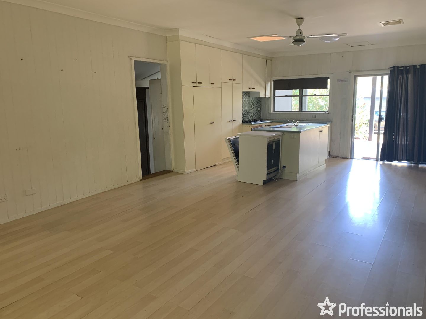 6 Swan Street, Slade Point QLD 4740, Image 2