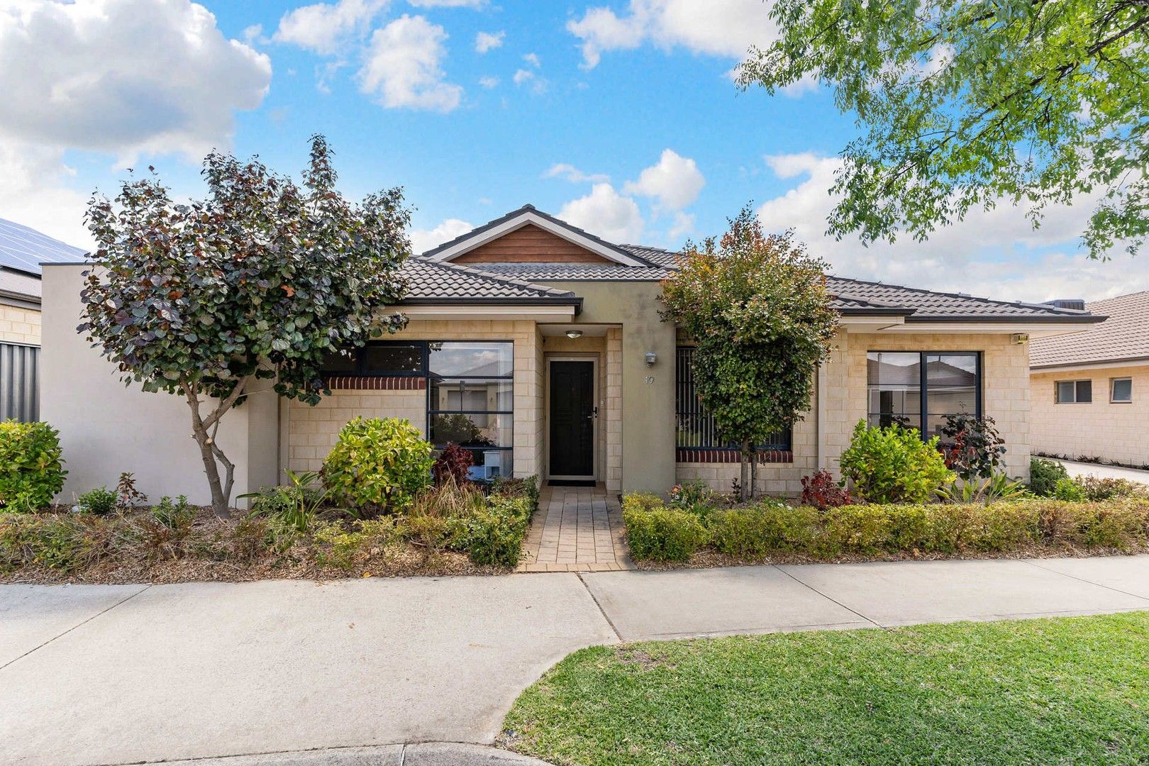 4 bedrooms House in 19 Ollave Circuit AVELEY WA, 6069