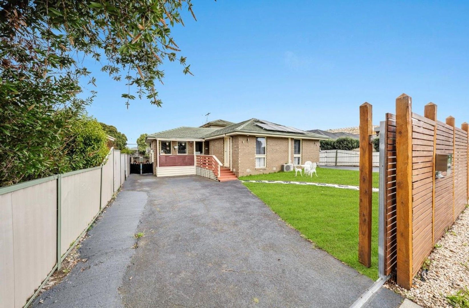 4 bedrooms House in 144 James Cook Drive ENDEAVOUR HILLS VIC, 3802
