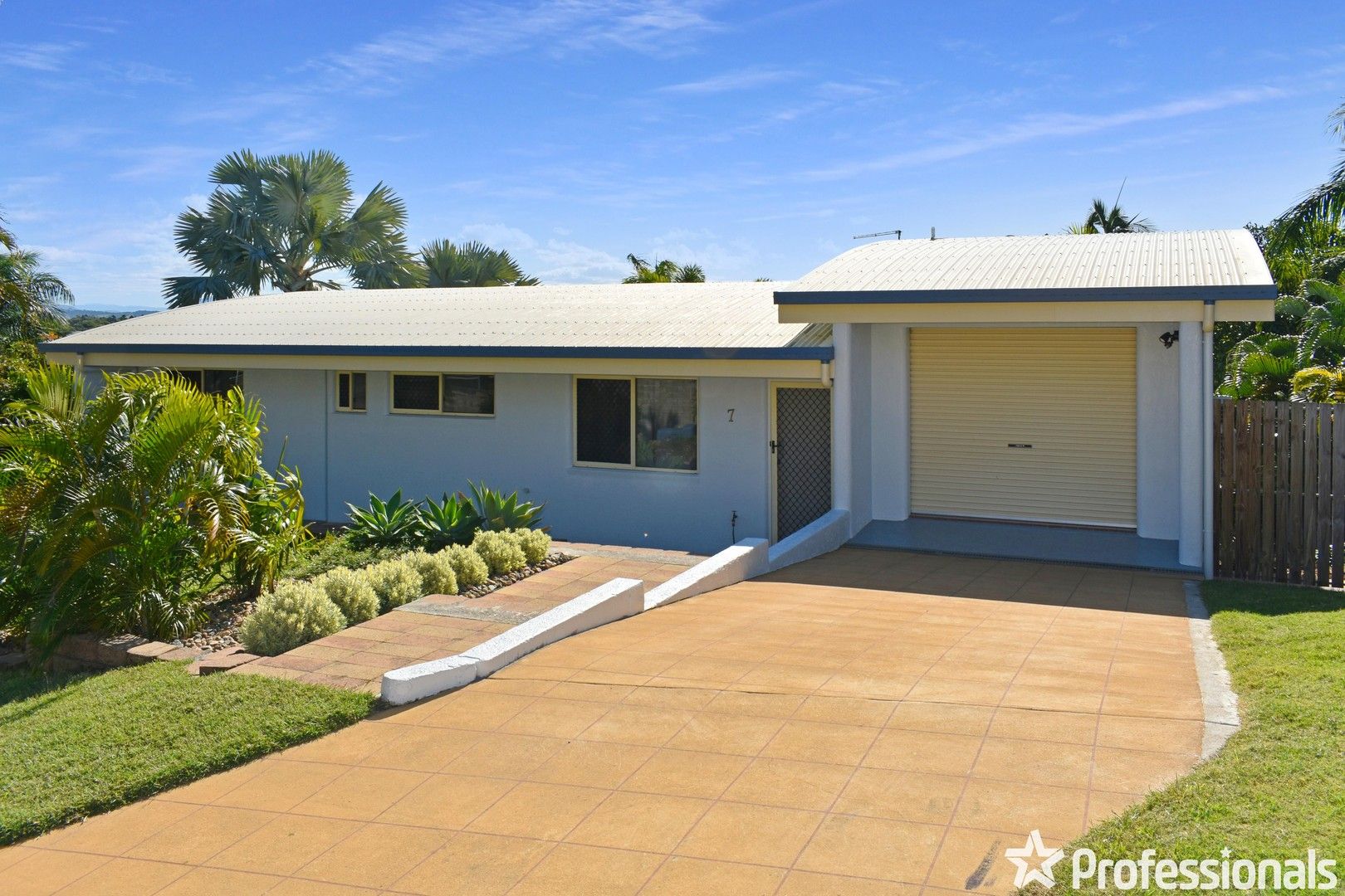 7 Sunrise Place, Blacks Beach QLD 4740, Image 0