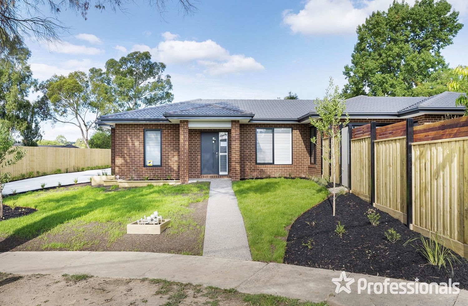 4 bedrooms Townhouse in 1/6 Dennis Court MOOROOLBARK VIC, 3138