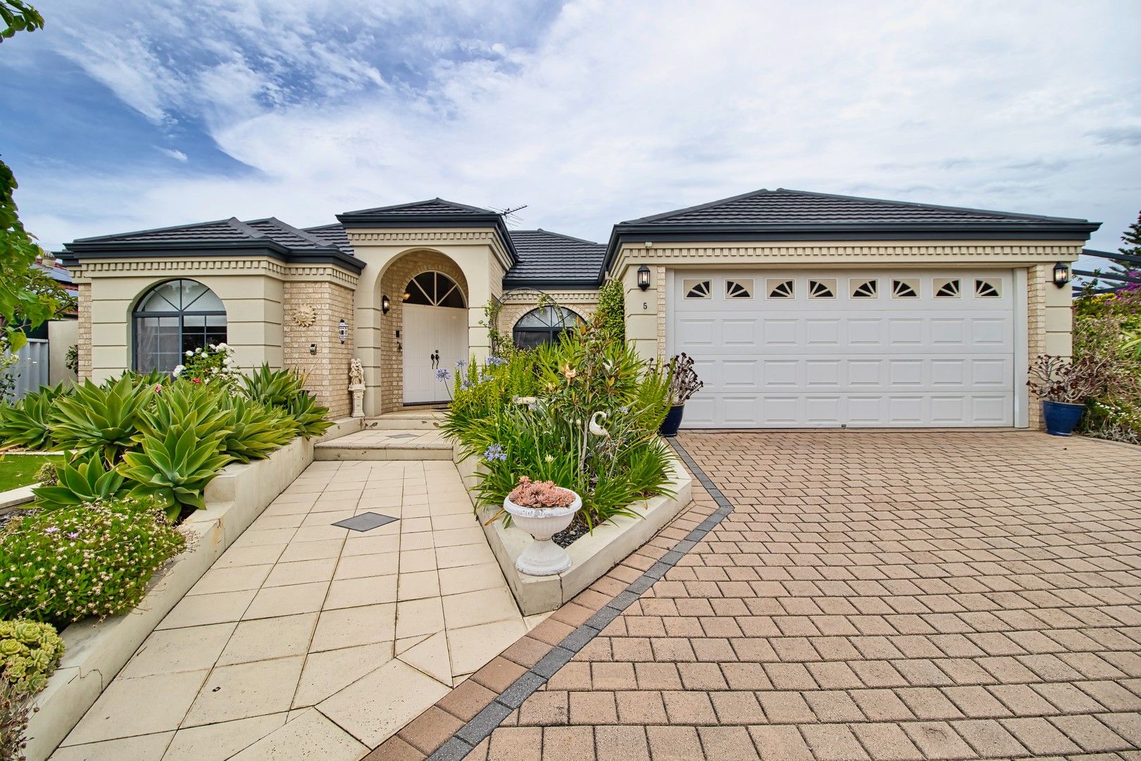 3 bedrooms House in 5 Caddy Close COOLOONGUP WA, 6168