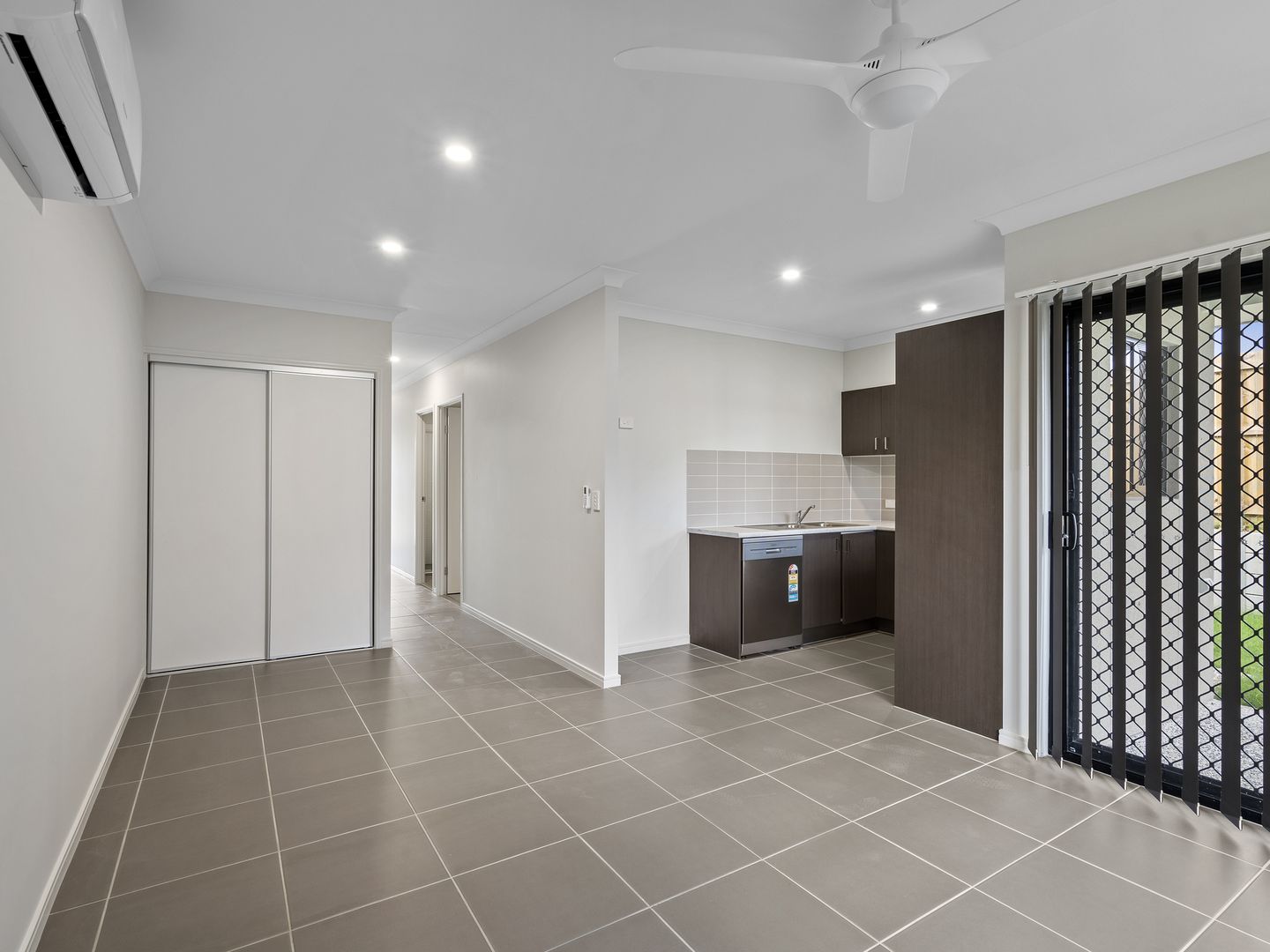 Unit 2,/16a Ariel Avenue, Kingston QLD 4114, Image 1