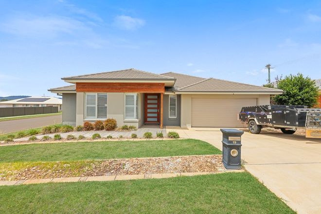 Picture of 19 Simmental Way, TAMWORTH NSW 2340