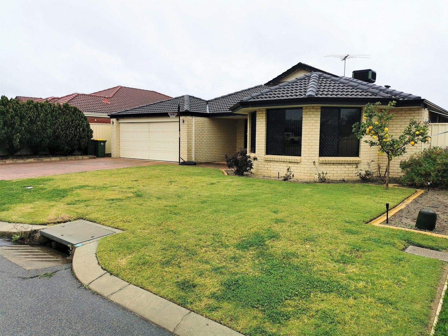 4 bedrooms House in 16 Mica Mews WATTLE GROVE WA, 6107