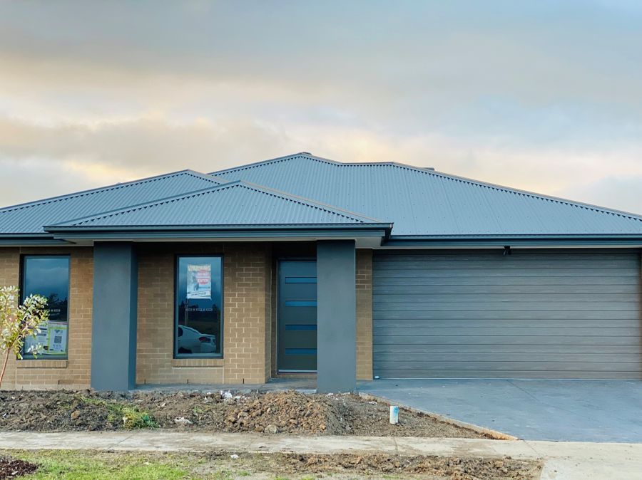 4 bedrooms House in 67 Ginger Crescent MICKLEHAM VIC, 3064