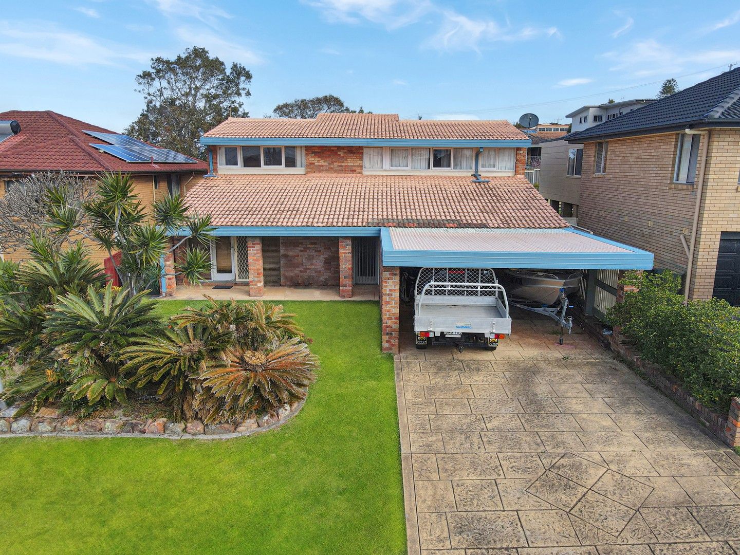 4 bedrooms House in 16 Park Avenue CAVES BEACH NSW, 2281