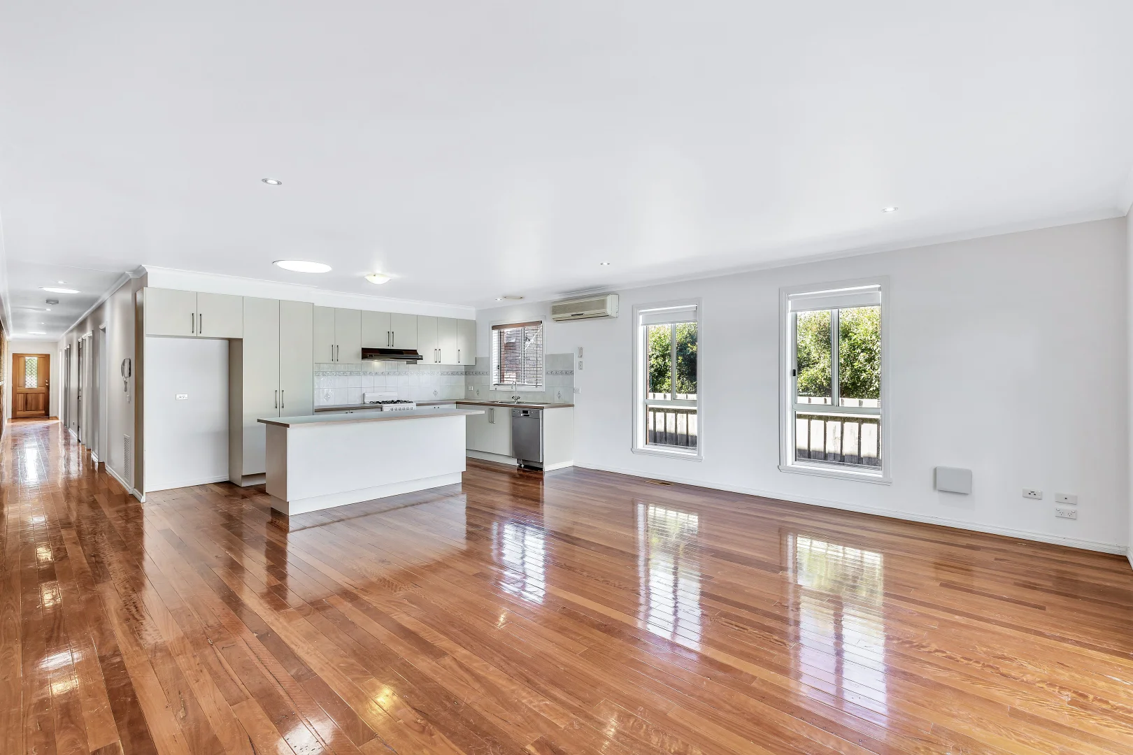 2/17 Pickworth Drive, Mill Park VIC 3082