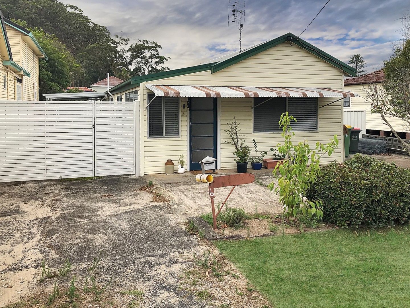 2 bedrooms House in 6 Banksia Street ETTALONG BEACH NSW, 2257