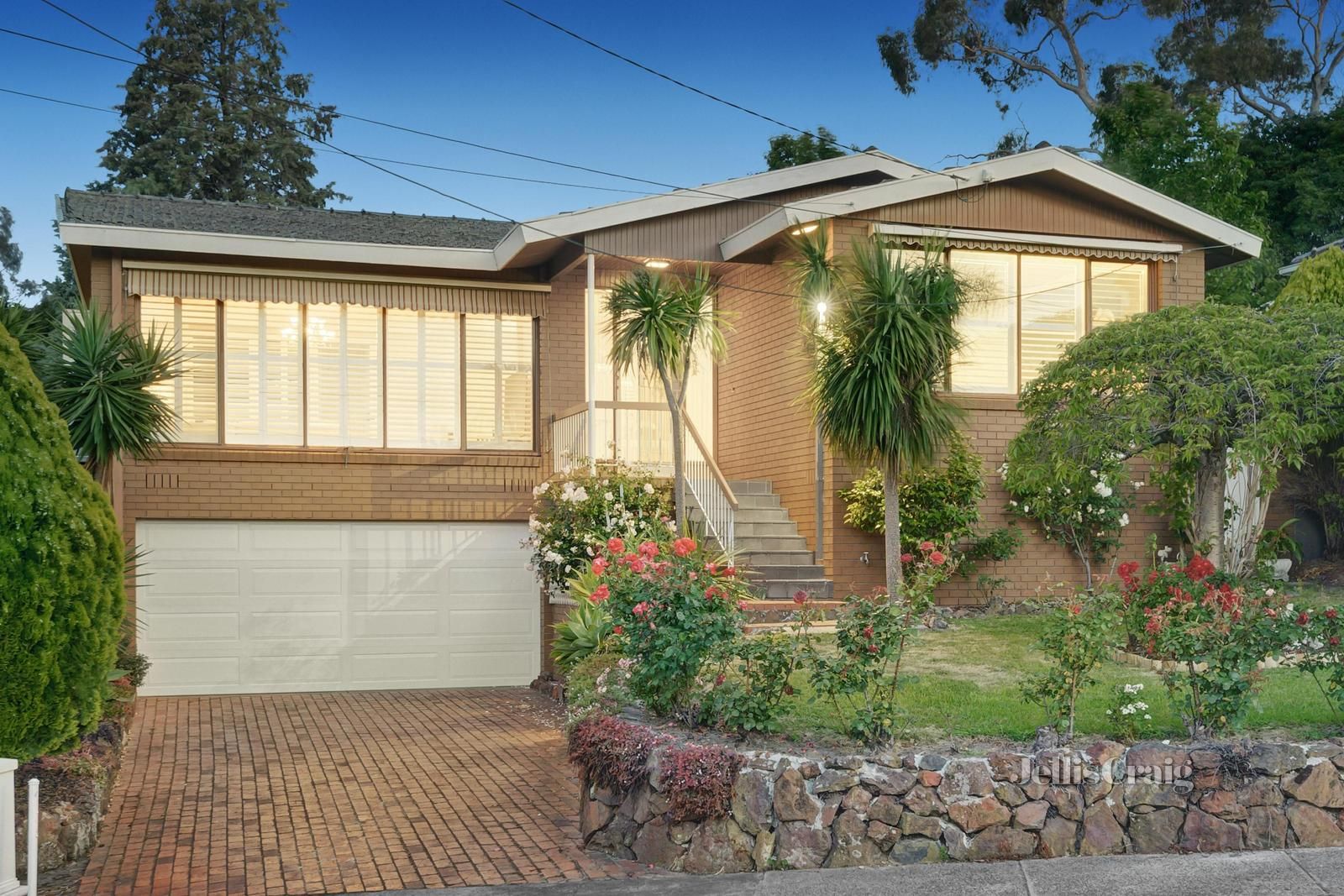 3 bedrooms House in 16 Alvie Road MOUNT WAVERLEY VIC, 3149