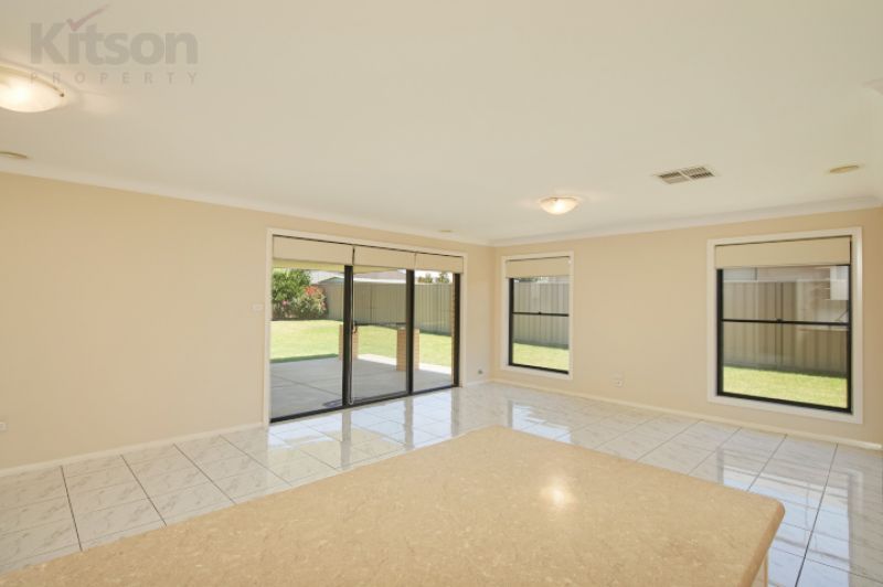 11 Bindari Avenue, Glenfield Park NSW 2650, Image 2