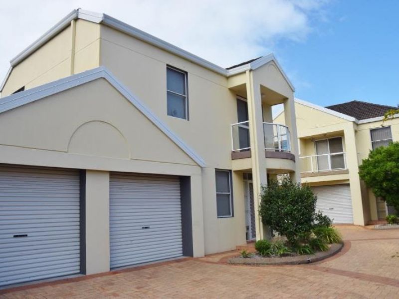 3 bedrooms Townhouse in 3/5 Steel Street HAMILTON NSW, 2303
