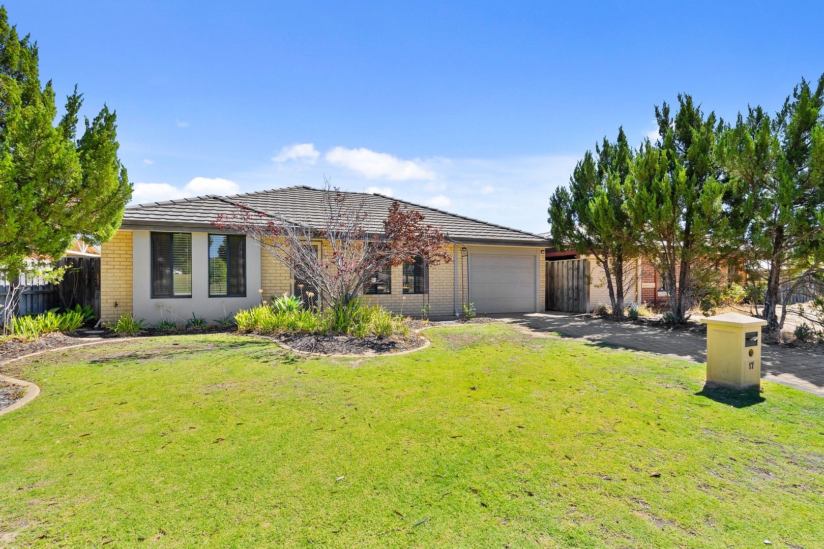 3 bedrooms House in 17 Cherrabun Way ELLENBROOK WA, 6069