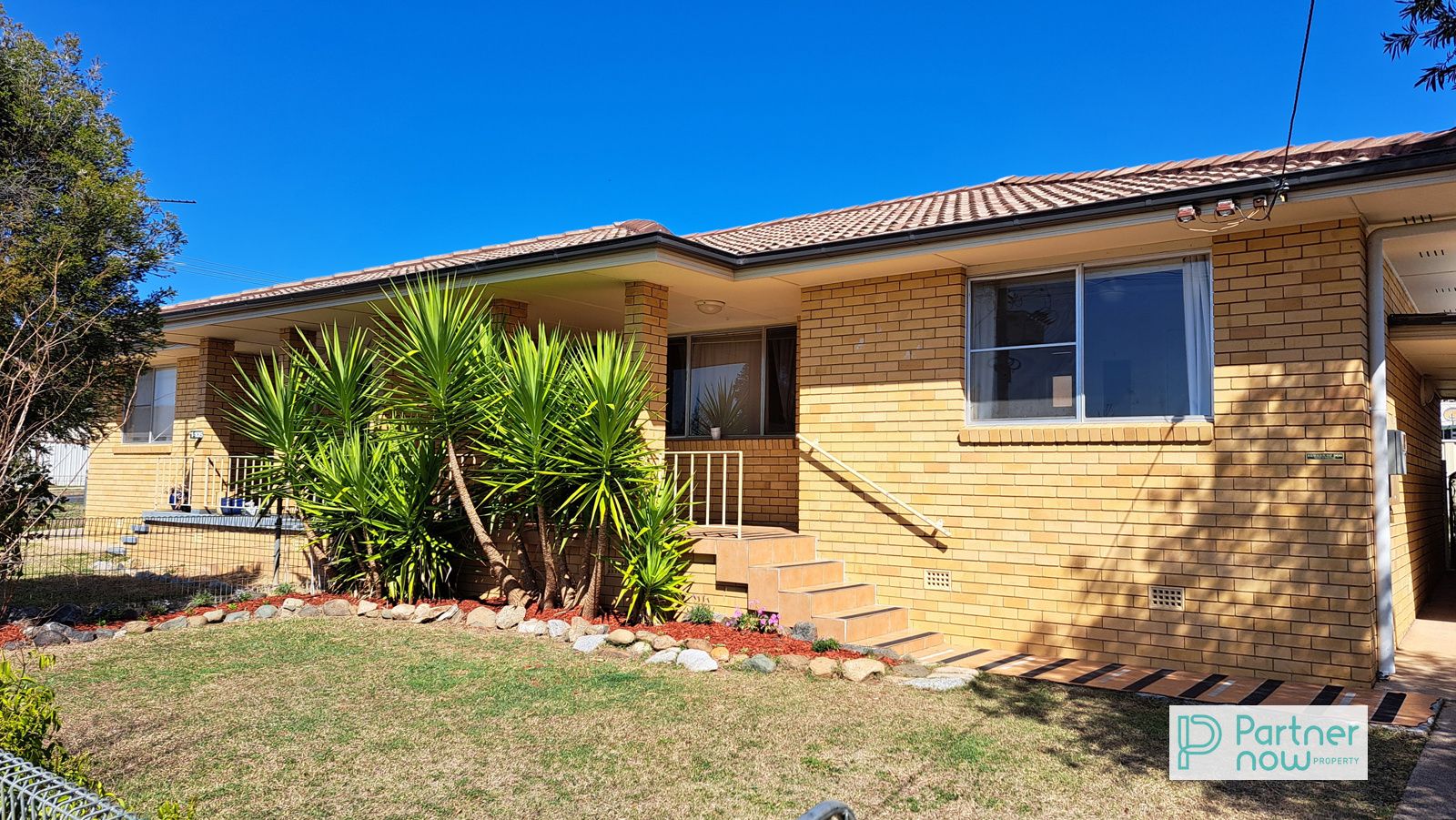 1 & 2/105 Robert Street, Tamworth NSW 2340, Image 0