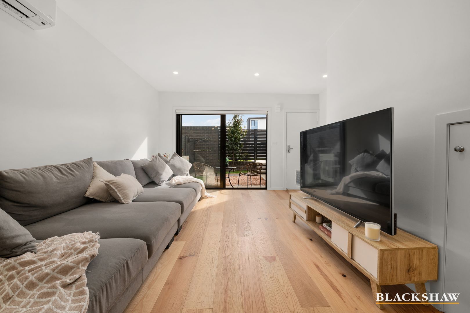 6/2 Telfer Street, Coombs ACT 2611, Image 2