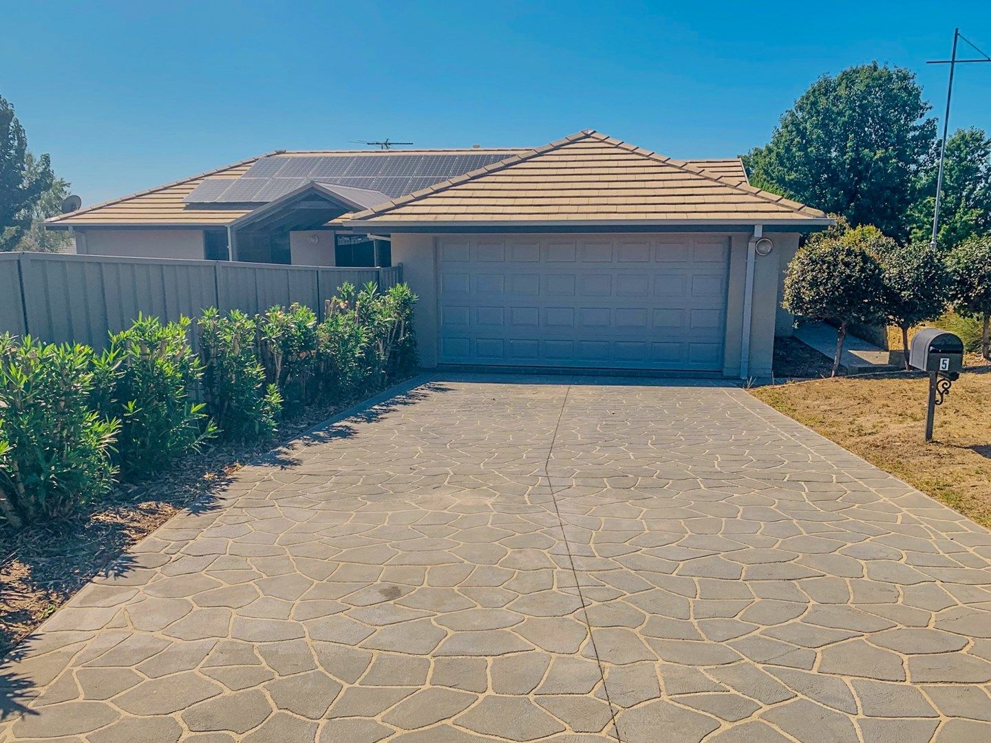 4 bedrooms House in 5 Honeyeater Circuit THURGOONA NSW, 2640