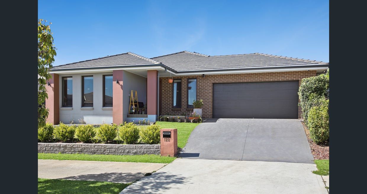 4 bedrooms House in 122 Skaife Street ORAN PARK NSW, 2570
