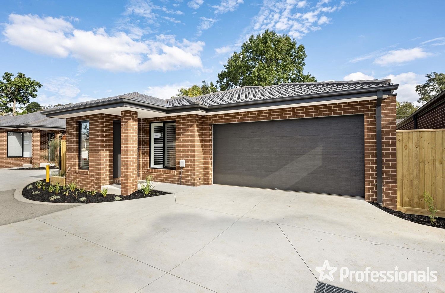 4 bedrooms Townhouse in 2/6 Dennis Court MOOROOLBARK VIC, 3138