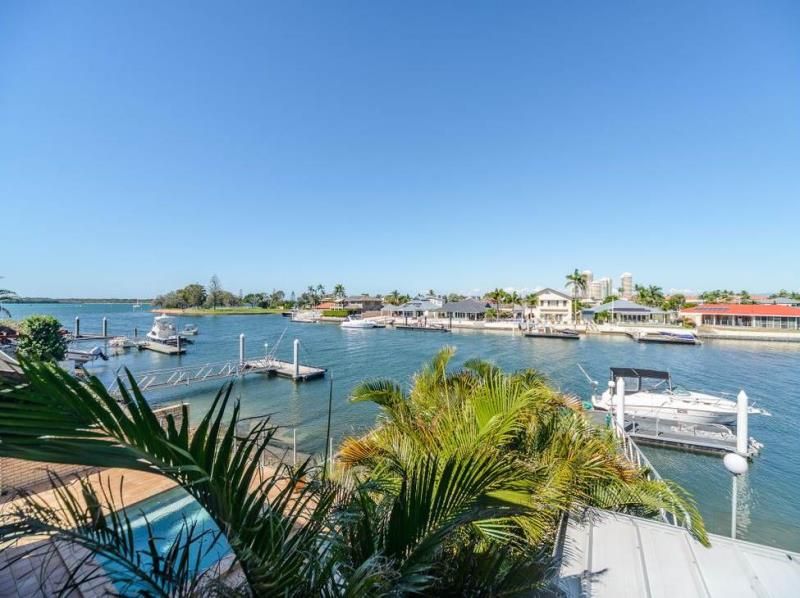 2/8 Markham Avenue, Runaway Bay Property History & Address Research