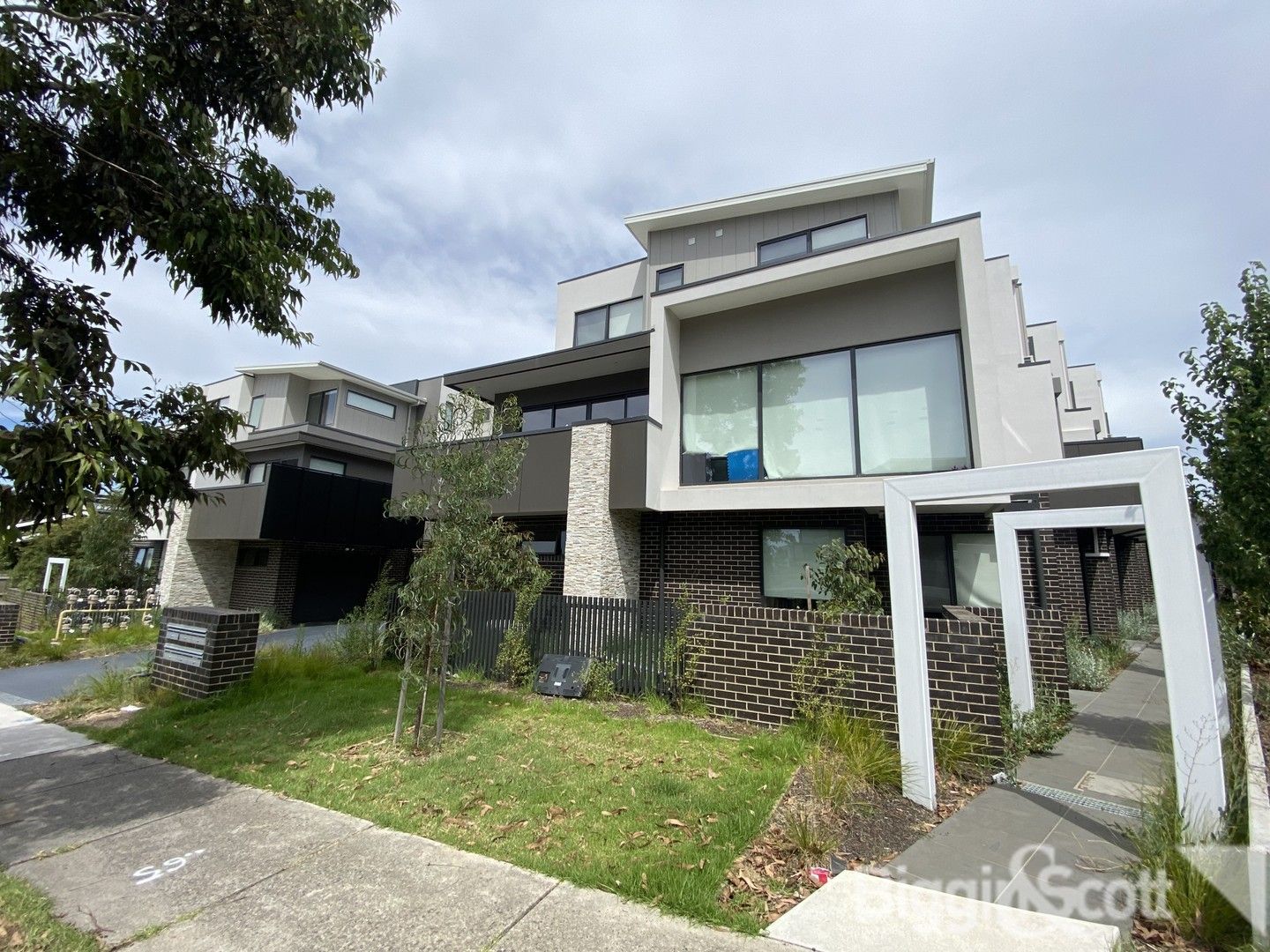 3 bedrooms Townhouse in 11/2 Curlew Court DONCASTER VIC, 3108