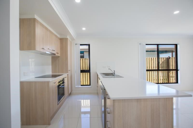 3 bedrooms Duplex in 1/34 Azure St ROSEWOOD QLD, 4340