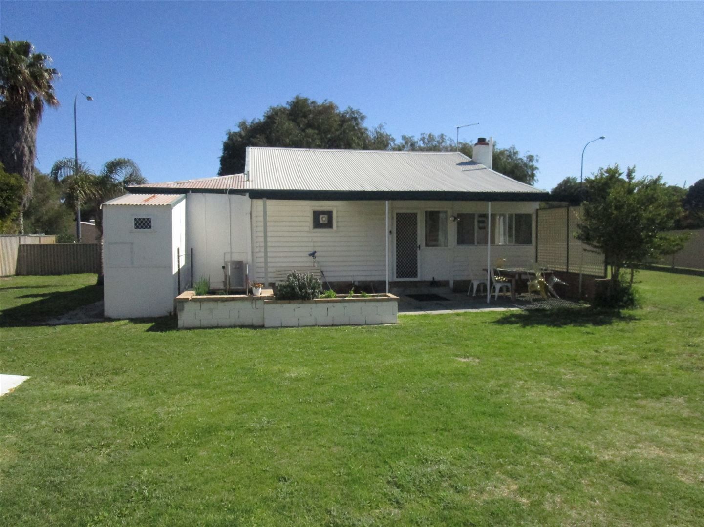 3 bedrooms House in 8 Safety Bay Road ROCKINGHAM WA, 6168
