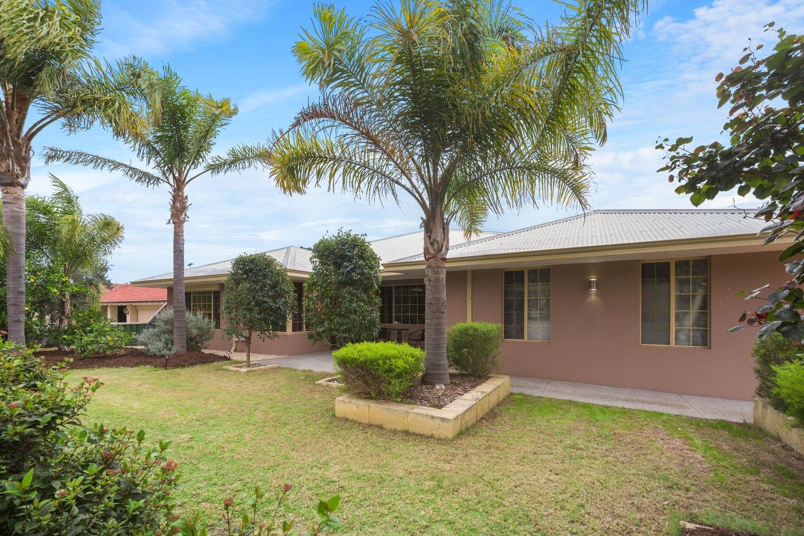 5 bedrooms House in 19 Keatley Crescent WOODVALE WA, 6026