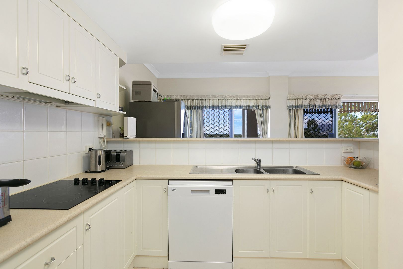 32/8-14 Munro Terrace, Mooroobool QLD 4870, Image 2